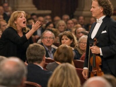 A WOMAN WAS YELLING FROM THE CROWD — ANDRÉ RIEU DID SOMETHING NO ONE EXPECTED JJ