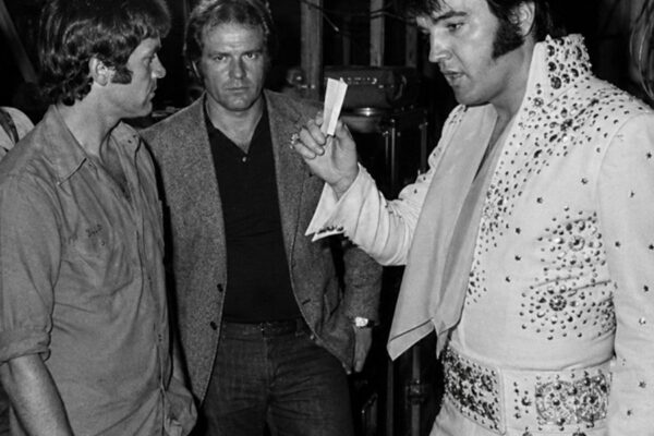 Elvis Found a Handwritten Name Under the Stage — Then He Asked Who Put It There D