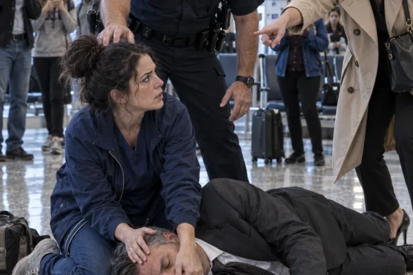When an unconscious traveler stopped breathing at Gate 42, I dropped to the floor to protect his airway—only for his panicked wife and airport security to accuse me of robbing him, until a military voice stopped them cold.
